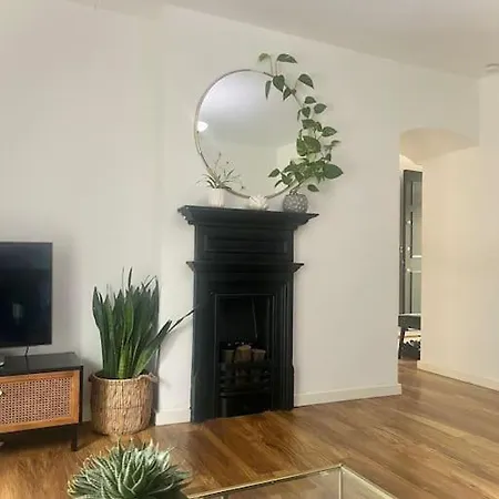 Beautiful 1 Bedroom House With Garden